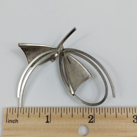 Vintage Bow Swirl Brushed Silver Tone Metal Brooch - Picture 4 of 7